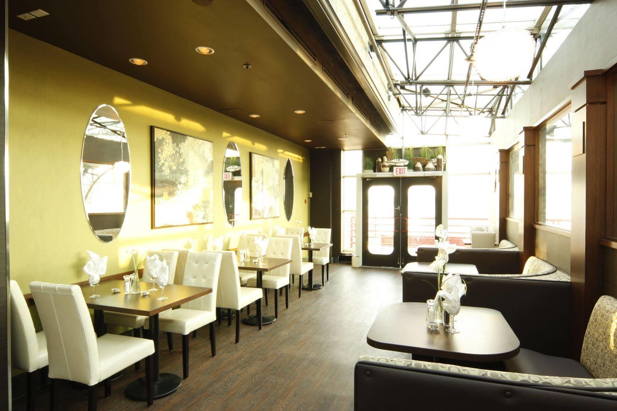 The Lonsdale Quay Hotel 4*